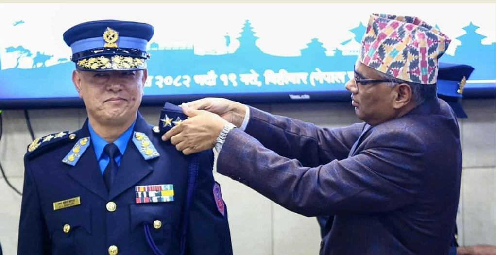 नवनियुक्त प्रहरी महानिरीक्षक खापुङले लगाए दर्ज्यानी चिह्न